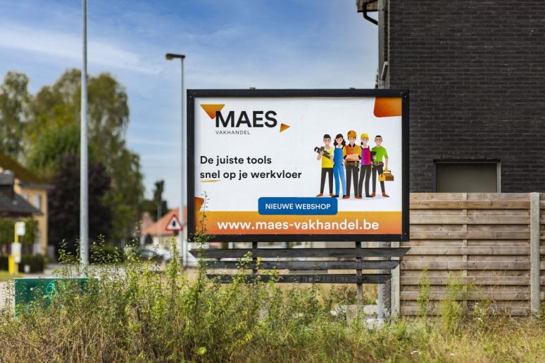 foto van een reclameboodschap naast de weg voor maes vakhandel uit kasterlee