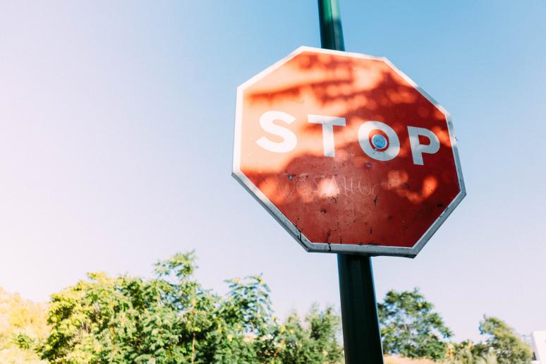 foto van een stopbord dat symbool staat voor de inhaker van je tekst