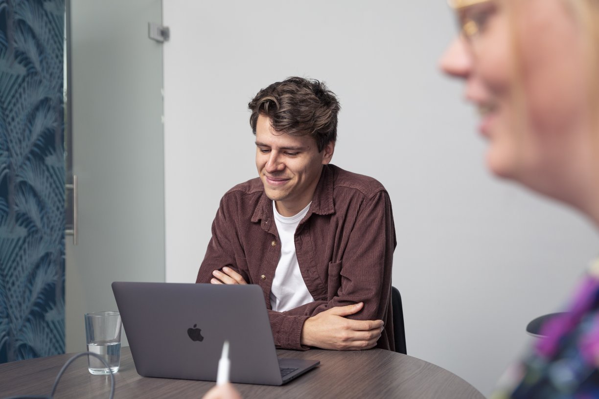 Kobe van maesmedia bespreekt een website in de meeting room