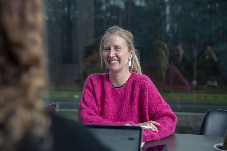 Close-up van copywriter in de meeting room van marketingbureau maesMedia.